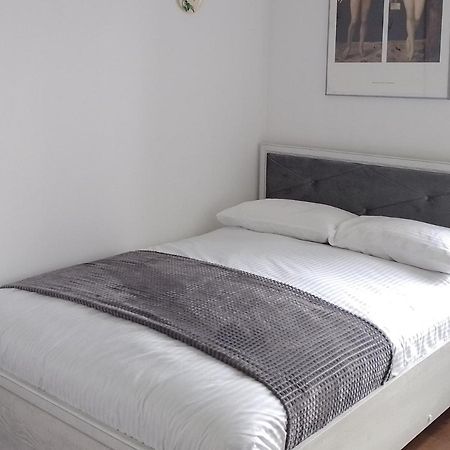 PREMIUM CLASS apartment, FREE parking, maximum 5 guests, 2 bedrooms, 3 beds Riga Buitenkant foto